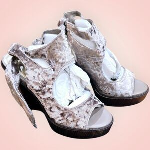 NIB Very Volatile Los Angeles Platform Sandels Shoes Kimbra Style Size 8 Taupe